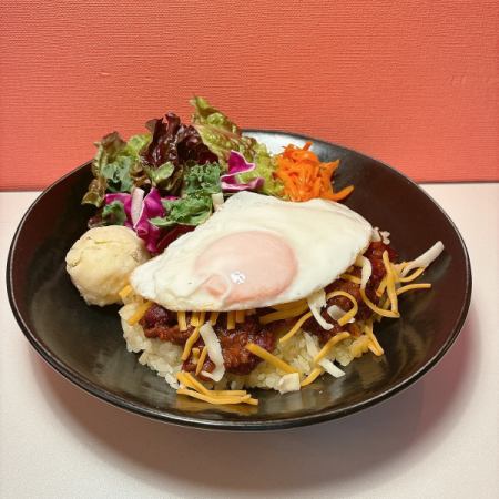 チリビーンズWithフライドエッグオーバーライス