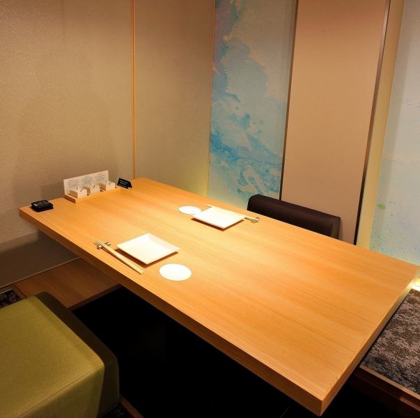 【少人数から利用可能な個室♪】 モダン&スタイリッシュな個室は2名様~ご利用頂けます。プライベート空間で素敵なお時間をお過ごし下さい。個室宴会は最大30名様迄対応可能♪ワンランク上の上質なくつろぎ空間で当店自慢の創作和食を存分にお楽しみ下さい。※画像はイメージです