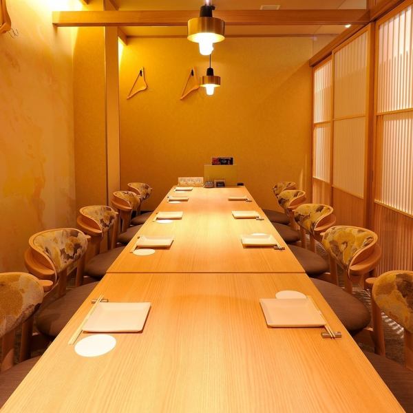 【デート・女子会・合コンに◎】 お洒落でスタイリッシュな店内はデートや女子会、合コンにもオススメ!テーブル席はもちろん、最大30名様でご利用可能な個室も完備★ご宴会に最適なお部屋は人気につき、早めのご予約がおすすめです♪各種ご宴会にもぜひご利用ください!※画像はイメージです