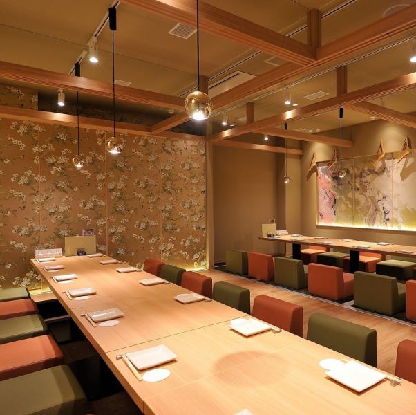 【大人数宴会も歓迎♪】 こだわりのお料理を最大限にお楽しみいただける上質な個室空間でお客様をおもてなしいたします。風情を感じさせる落ち着いた個室で、ゆったりとした楽しいひと時をお過ごしください。同窓会から接待、会社宴会まで、様々なシーンにご利用いただけます。※画像はイメージです