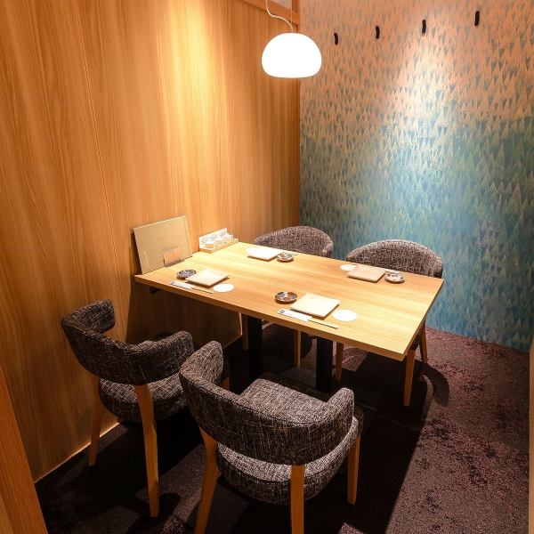 【少人数から利用可能な個室♪】 モダン＆スタイリッシュな個室は2名様～ご利用頂けます。プライベート空間で素敵なお時間をお過ごし下さい。個室宴会は最大30名様迄対応可能♪ワンランク上の上質なくつろぎ空間で当店自慢の創作和食を存分にお楽しみ下さい。