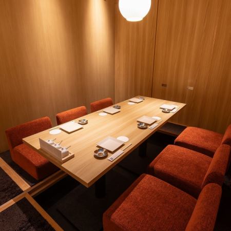 女子会やご家族でのお食事、接待にも最適な6名様個室をご用意。ゆったりとくお寛ぎいただける個室空間で当店自慢の創作料理の数々をご堪能くださいませ！人気の個室のご予約はお早めにどうぞ♪個室宴会は最大30名様までご利用いただけます◎