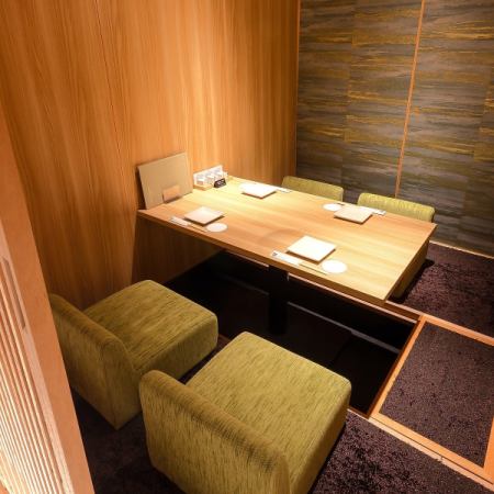 少人数様用個室も完備しております。お洒落でモダンな店内でゆったりとしたひとときをお過ごしください。誕生日や記念日、デートにもおすすめです♪伝統的な京和食に洋の素材を組み合わせた和洋折衷創作料理と共に、上質なひとときをお楽しみください。