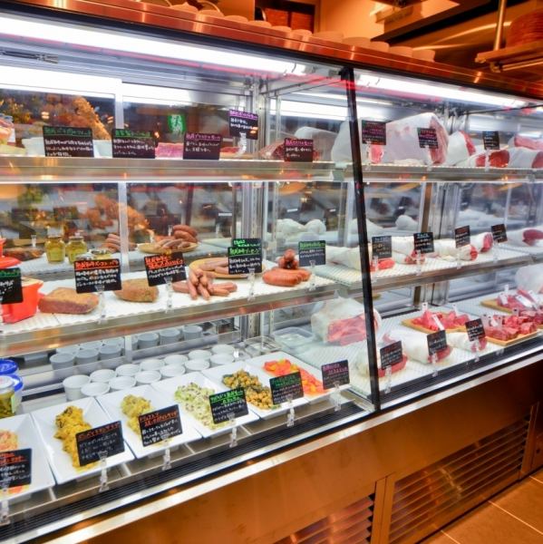 店に入ると、肉の並んだショーケースが目の前に。実際のお肉を自分の目で見ながら部位を選ぶことができます！