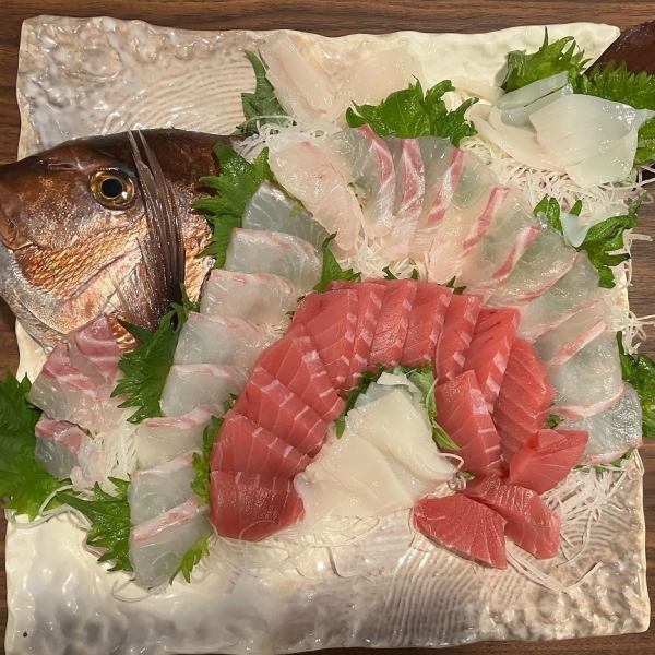 ≪鮮度に自信あり≫店主が惚れ込んだ「獲れたて魚料理」◆刺身盛り合わせやアジフライなど　550円(税込)～