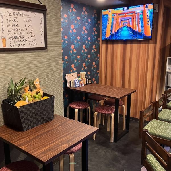 当店では10名から15名様に対応可能なテーブル席をご用意しております。落ち着いた木目調の店内で、一体感あるレイアウトが魅力◎貸切で使用できるため、周囲を気にせずに盛り上がれるのがポイント！ゆったり広々とした空間で、お仲間との宴会や会社の集まりまで幅広くご利用いただけます！