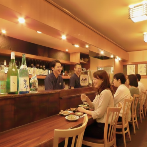 吧台座位环境舒适,是放松身心的好去处。在这个安静的空间里,你可以放松身心,忘却时间。尽情享受轻松愉快的时光,品尝美味的食物和饮品。