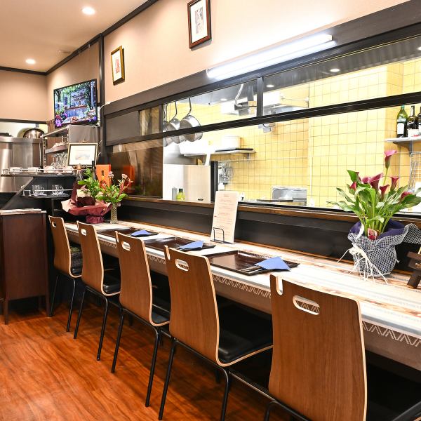 【お1人様からでもお気軽にご利用いただけるカウンター♪】おひとり様からでもお気軽にご利用いただけるカウンター席をご用意しております。ご夫婦等お2人様でのご利用にもおすすめです。