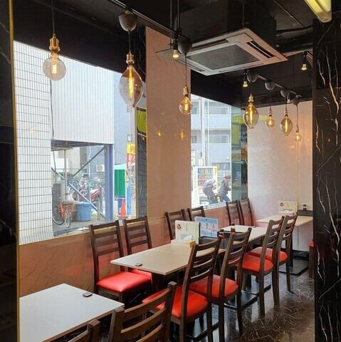 【幅広いシーンに調和するテーブル席】店内は窓が大きく開放感があり、気持ちよくお食事を楽しめます♪お席は余裕のある造りになっており、幅広い世代の方にとって過ごしやすい印象です。