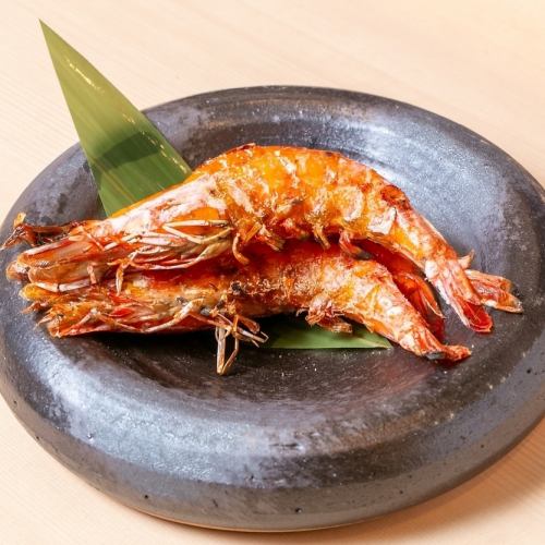 1 grilled shrimp that can be eaten whole
