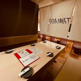 If you squeeze in a semi-private room for six people, a maximum of eight people can be seated.