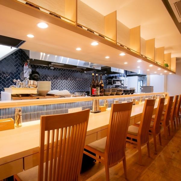 【各種宴会にもぴったり】店内に入りすぐに見えるテーブルではご宴会もお楽しみいただけます。カウンターで落ち着いて飲むことも可能です。本格的な出汁を用いたお料理と日本酒にこだわったお好きなドリンクでお食事をお楽しみください。