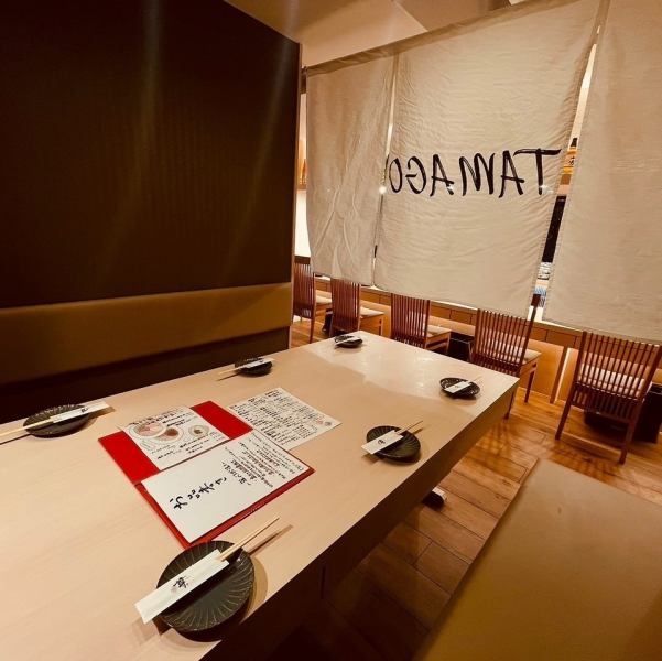 【接待や食事会にも使える半個室！】モダンを意識した店内はカジュアルに和風料理をお楽しみいただけます。内観だけでなく、インテリア１つ１つにもこだわりを持っています。落ち着いた空間でおいしいお料理をお楽しみ下さい。