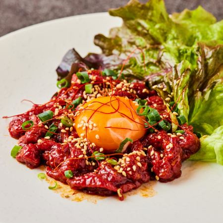 桜肉のユッケ仕立て