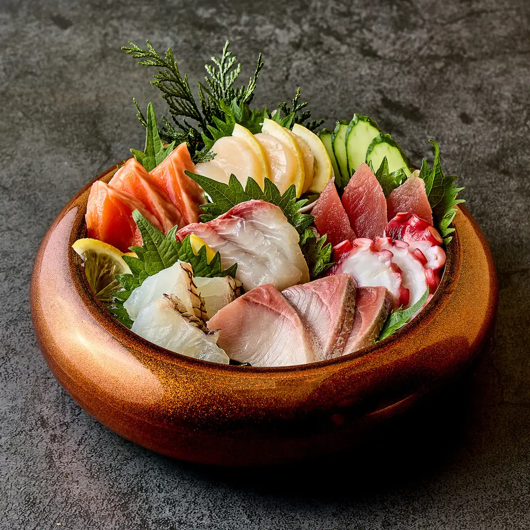 市場直送の鮮魚の刺し盛りなど海鮮が美味い居酒屋です！