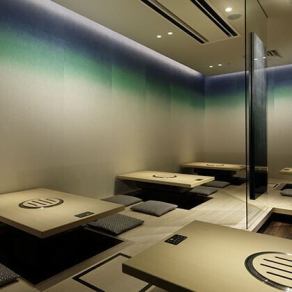 在舒适的下沉式暖桌中享受温馨时光。暖桌可容纳四人，是与亲朋好友共享美好时光的理想之选！温馨宜人的氛围也让带孩子的家庭倍感安全！