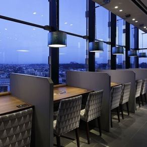 吧台的双人座位是一个特别的空间，您可以在这里享受轻松的二人时光。无论是独自用餐、情侣约会还是庆祝周年纪念，这里的氛围都非常完美，让您度过一段温馨的时光。