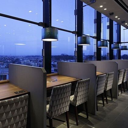 吧台的双人座位是一个特别的空间，您可以在这里享受轻松的二人时光。无论是独自用餐、情侣约会还是庆祝周年纪念，这里的氛围都非常完美，让您度过一段温馨的时光。