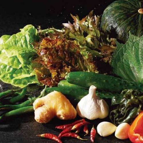 享用一道与烤肉完美搭配的菜肴，感受奢华的用餐体验。