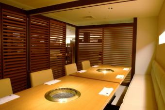 It is a semi-private room with table seats on the 2nd floor.It can be used by 2 to 10 people.
