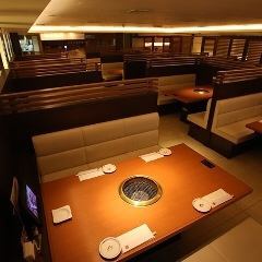 It is a bench seat on the second floor table seat.You can relax in the BOX seat.