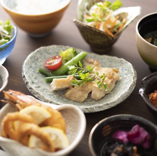 Japanese and Western cuisine prepared by a skilled chef