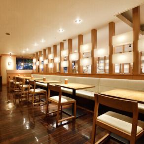 Our table seating, which can be reconfigured, is ideal for large groups. With a maximum of over 100 seats, we can also accommodate company banquets and large parties. Please feel free to contact us for more information.