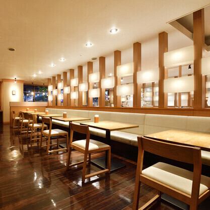 Our table seating, which can be reconfigured, is ideal for large groups. With a maximum of over 100 seats, we can also accommodate company banquets and large parties. Please feel free to contact us for more information.