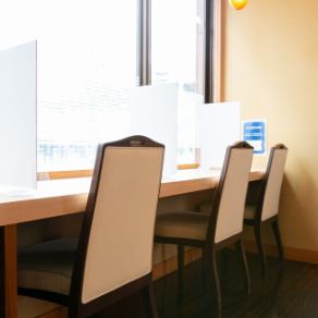 The counter seats are comfortable for solo diners. Recommended for a quick drink after work or for hotel guests. Of course, it's also great for couples.