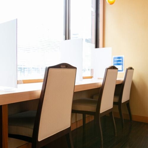 The counter seats are comfortable for solo diners. Recommended for a quick drink after work or for hotel guests. Of course, it's also great for couples.