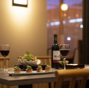 This is a completely private room with a calming Japanese atmosphere that can accommodate 6 to 12 people. In this private space, you can enjoy your meal in peace and quiet without worrying about those around you.Perfect for business entertainment or family dinners. As this is a popular venue, please make your reservation early.