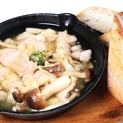 ● Hot ajillo of local chicken and mushrooms