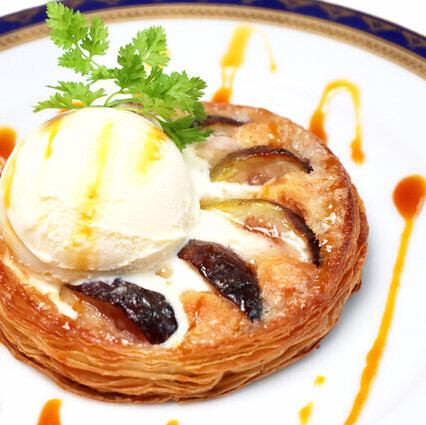● Thin croissant pie with fig and almond cream