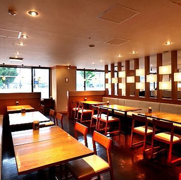 Conveniently located just a 2-minute walk from Kyoto Station, our restaurant boasts a calming atmosphere that cherishes a Japanese aesthetic. The spaciously arranged table seats are designed to create an open yet comfortable atmosphere. The modern and sophisticated interior will appeal to women, creating an elegant moment where you can forget about your daily routine and relax.