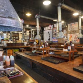 掘りごたつ式座敷をご用意しております。足を伸ばして座ることが出来るため、リラックスしながら楽しいお食事時間をお過ごしいただけます。