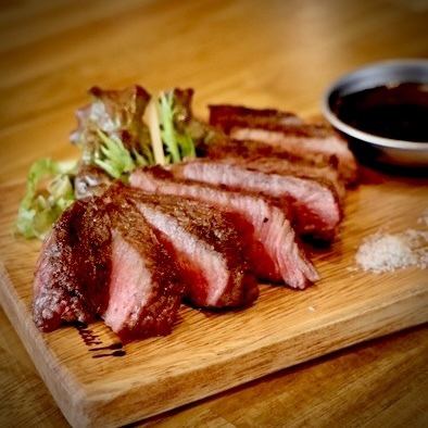 [Charcoal-grilled lean steak (100g)] This is our proud dish, made from the finest Nagasaki Wagyu A5-ranked beef, carefully grilled over charcoal.