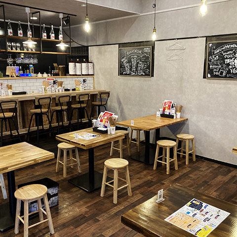 RAKU's main table seating is equipped with carefully selected chairs and tables for your comfort.The open interior creates a comfortable cafe-like atmosphere, allowing you to relax and enjoy your meals and drinks.Perfect for a casual lunch or dinner with friends or family.