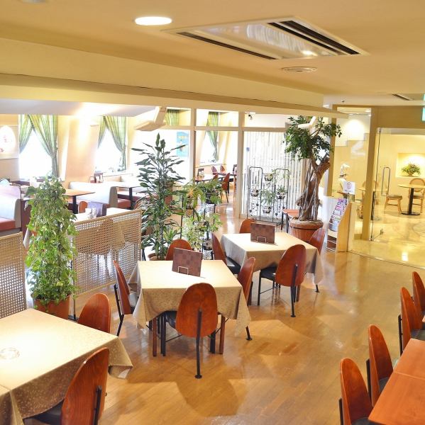 総席数90席の広々とした店内でゆっくりとした時間をお過ごしいただけます。長年ホテル業界で腕を磨いた料理長が腕を振るう「美味しい」が詰まった料理をご賞味ください。