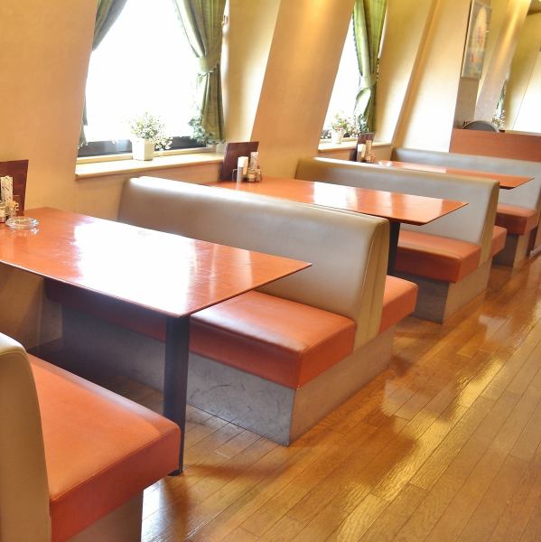 ファッションビルの最上階に店を構えております。昔ながらのレトロな雰囲気で、ゆっくりお食事をしていただくことが出来ます。ランチメニューは品数多く、種類も豊富となっており、みなさまから「これはお得！」とのお声をいただいております。また、食後にはお口直しのデザートやお飲物もご用意いたしております♪