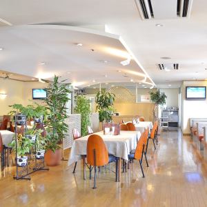 総席数９０席の広々とした店内です。当店のディナー営業は予約制にて行っております。現在は15名様から30名様までの様々な宴会のご予約を承っております。祇園駅から徒歩1分！博多駅からも徒歩7分で行ける距離です♪各種宴会にぴったりなアクセス環境です。