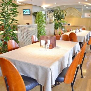 2席×1、4席×12、6席×2、8席×1のテーブル席です