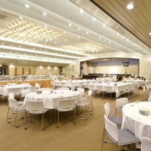 併設のホール利用で最大300名様まで対応可能です。大人数の宴会やパーティーをお探しの幹事様必見です。博多で貸切ならレストランまゆへ！歓送迎会・懇親会・結婚式二次会などに◎祇園駅から徒歩1分！博多駅からも徒歩7分で行ける距離です♪各種宴会にぴったりなアクセス環境です。