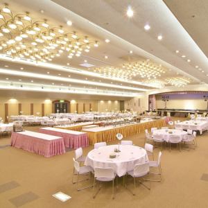 併設のホール利用で最大300名様まで対応可能です。大人数の宴会やパーティーをお探しの幹事様必見です。博多で貸切ならレストランまゆへ！歓送迎会・懇親会・結婚式二次会などに◎祇園駅から徒歩1分！博多駅からも徒歩7分で行ける距離です♪各種宴会にぴったりなアクセス環境です。