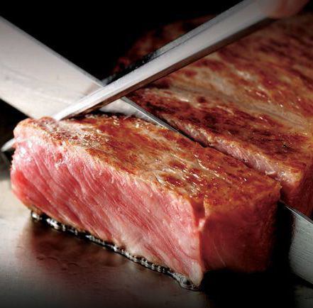お肉は全てその時期にオススメの国産牛を使用しております。今日のおすすめのお肉をシェフにお尋ね下さい。