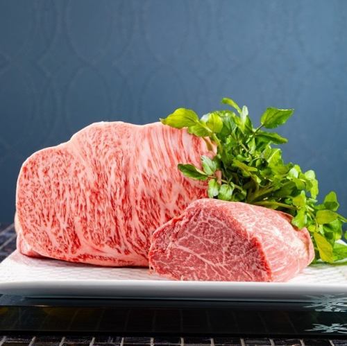 お肉は全てその時期にオススメの国産牛を使用しております。今日のおすすめのお肉をシェフにお尋ね下さい。