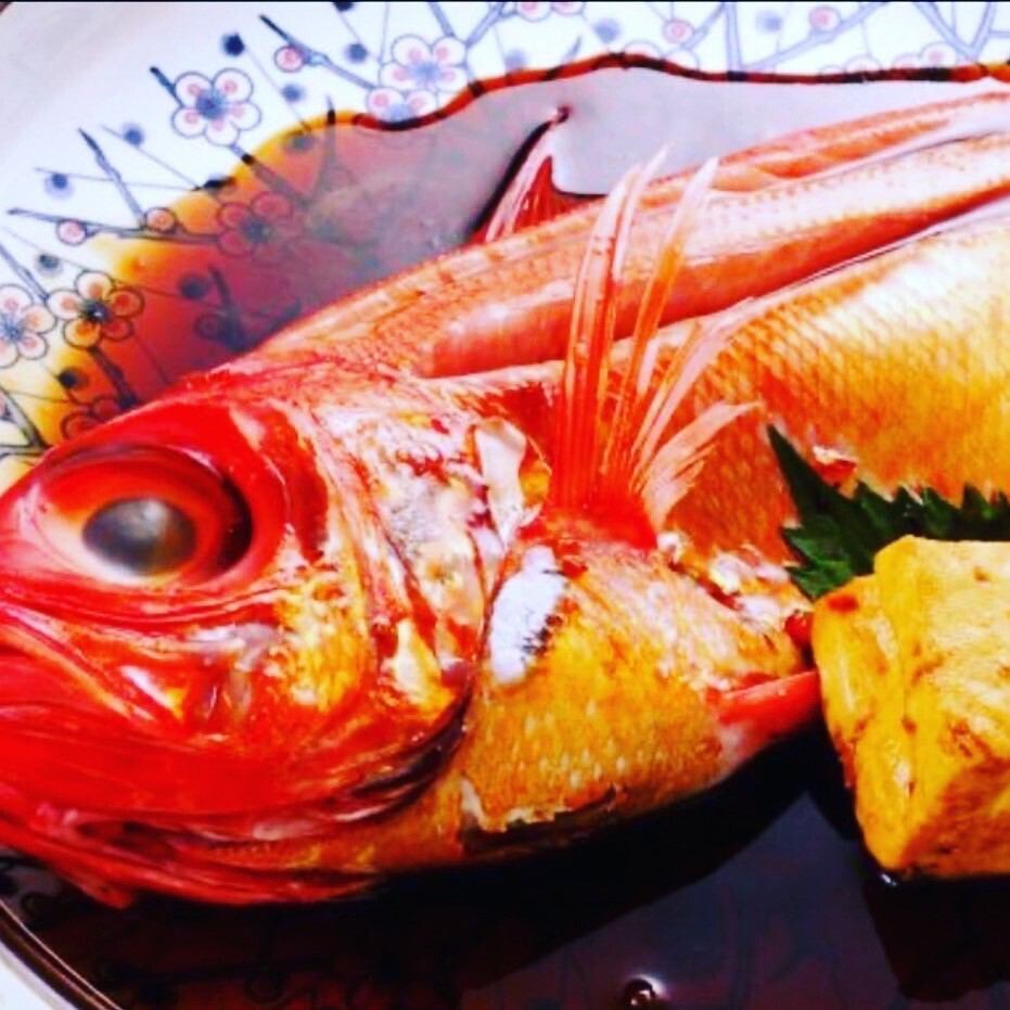 The super fresh "kinmedai" (gold-eyed snapper) has no particular smell and a perfect texture, making it delicious!