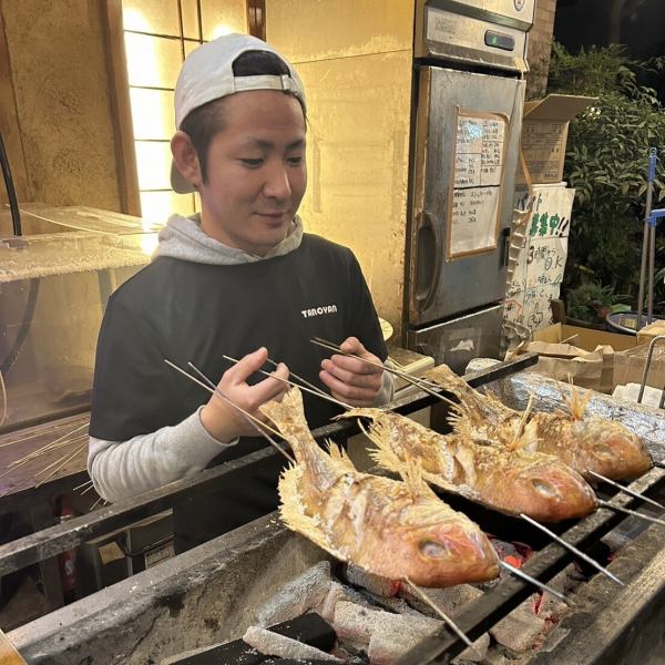 오늘, 구입한 신선한 해산물이나 닭을 숯불로 구워 그 자리에서 제공!! 이런 퍼포먼스도 즐거움의 하나.갓 구운 숯의 향기가 이미 쌓인!!