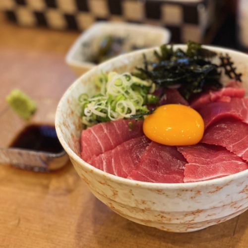 Bowl of rice topped with sashimi