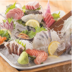 品嚐精心挑選的生魚片拼盤 5,000 日元，附贈 2 小時無限暢飲！