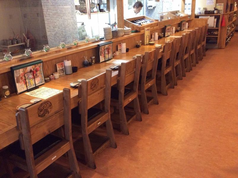 We have counter seats with an open kitchen, table seats that can seat 4 to 8 people, and sunken kotatsu seats! *We do not have private rooms.
